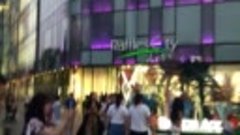 Пекин. У входа в ТЦ Raffles city