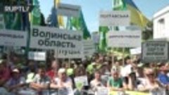 В Киеве прошёл многотысячный протест против земельной реформ...