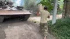 Наши ребята угнали украинский танк прямо с поля боя