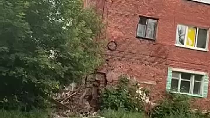 Момент обрушения стены пятиэтажного дома в Омске