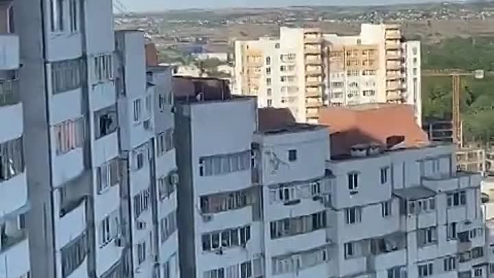 На батуте, который установлен на крыше "Ворот города" в Ки ...