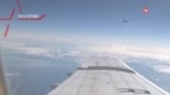 Истребитель Су-27 отгоняет F-16 НАТО от самолета Шойгу_ на 0...