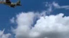 Проход пары Су-25 ВКС России над мемориальным комплексом на ...
