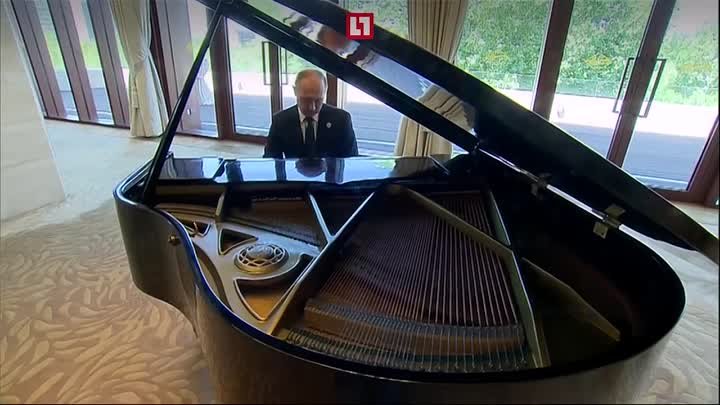 Владимир Путин играет гимн Зенита