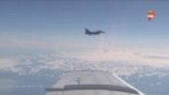 су-27 отгоняет натовский F-16 от самолета министра обороны Р...