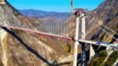 Китай построил первый в мире подвесной мост с одной башней.