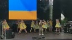 Ничего необычного, просто украинские дети поют неофициальный...