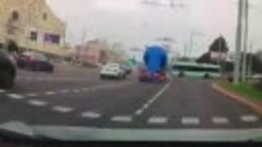 В Минске грузовик протаранил троллейбус, есть пострадавшие.
