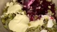 Салат из свеклы (ингредиенты указаны в описании видео)
