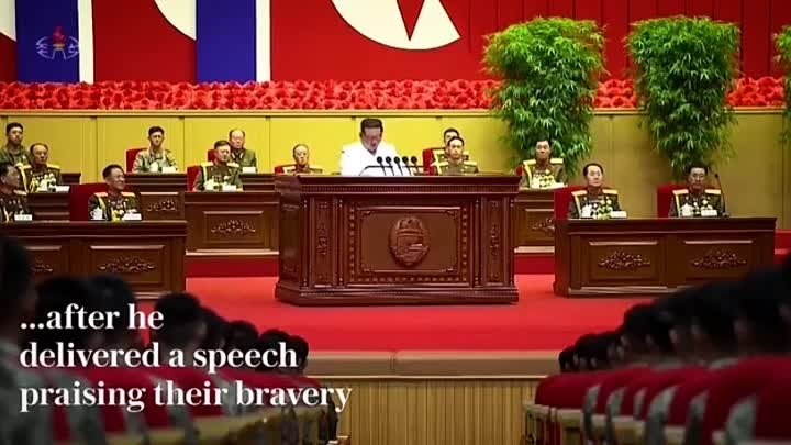 Ким Чен Ыну аплодируют навзрыд военные медики за успешную борьбу с к ...