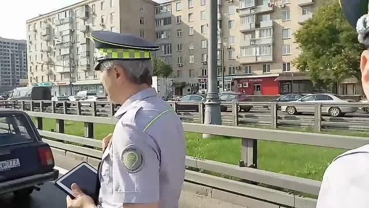 Я работаю в дорожном патруле на улицах Москвы