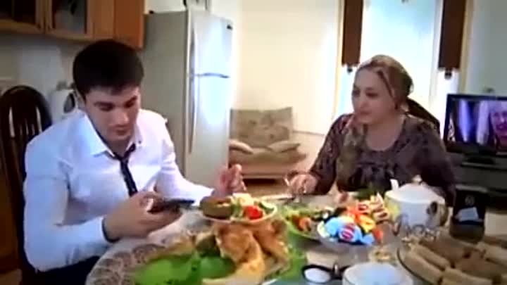 Не знаю, кто поёт, но это стоит посмотреть и послушать