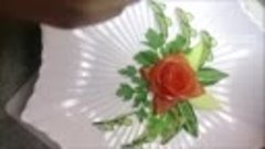 Прекрасная Роза из помидора с листьями из огурца. Украшения ...