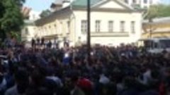 У посольства Мьянмы в Москве собрались несколько сотен челов...