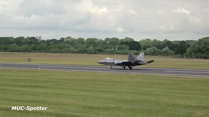 На прошедшем авиашоу Royal International Air Tattoo ВВС США продемон ...