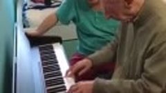 Дед потерял память, но не забыл музыку ❤️ трогательно