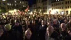 Воскресенье. Тысячи людей в Гере в Германии выступают против...