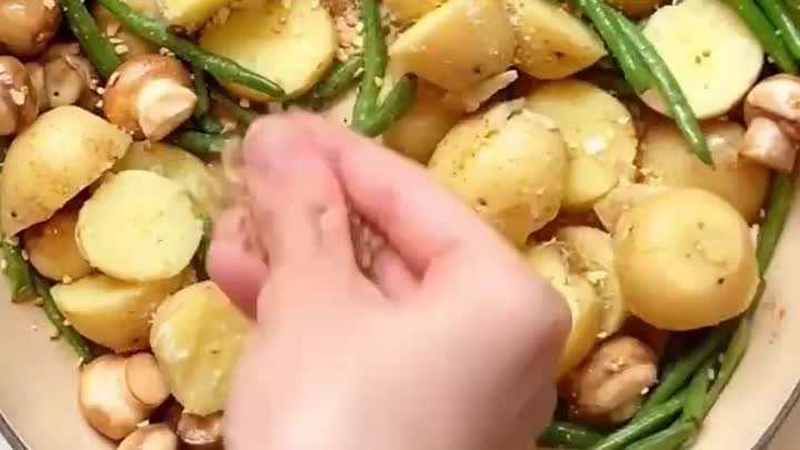 Картофель с грибами и стручковой фасолью 😋