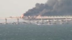 Продолжающийся пожар цистерн с топливом на Крымском мосту. В...