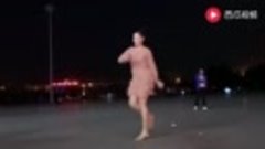 Красавица Цин Цин танцует шаффл под казахскую композицию Шуд...