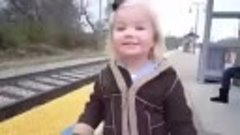 Девочка впервые в своей жизни увидела поезд...