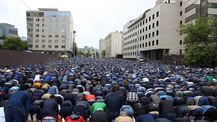 Намаз в москве ураза. Намаз в Москве.