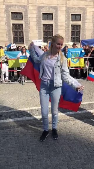 Станцевавшая «Калинку» на 9 мая в Германии россиянка пропала. Под видеозаписями в социальных сетях с танцем на День Победы россиянке поступали угрозы расправы