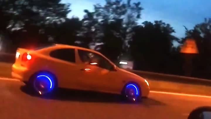 Светодиодные LED колпачки на ниппель колеса автомобиля