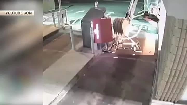 Преступник попытался ограбить банкомат экскаватором