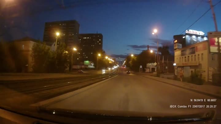 Недавно в Екатеринбурге упал метеорит (справа вверху). И немного не  ...