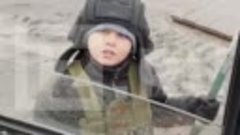 В селе Троицкое ЛНР местный мальчик Андрей в танковом шлеме ...