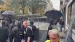 В Париже полиция согревает протестующих