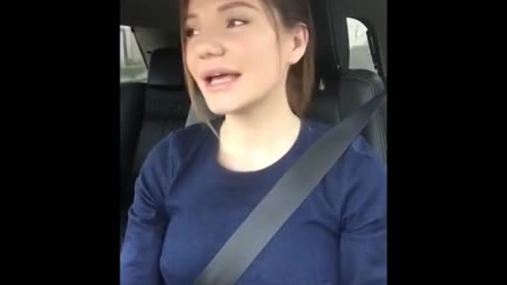 Девушка снимает себя, как она поет в машине. Очень красиво.