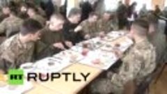 Петр Порошенко пообедал с солдатами США в армейской столовой