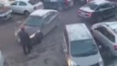 В Туле мужик избил девушку из-за припаркованной машины