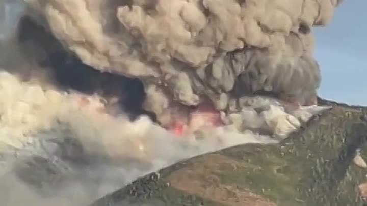 На Курилах вулкан Эбеко извергнул огромный столб пепла высотой 3,2 км.