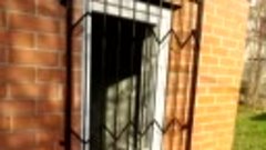 Хайтековские металлические решетки на окна в частном дворе, ...