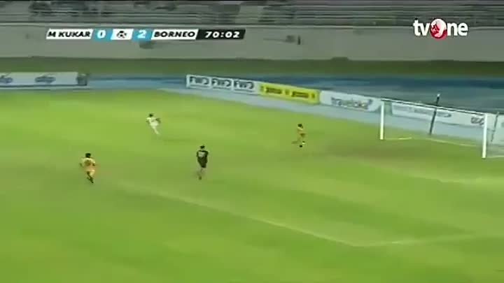 В Индонезии футболист забил гол, показав необыкновенную скорость