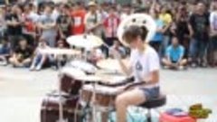 Девочка китаянка рвёт на барабанах