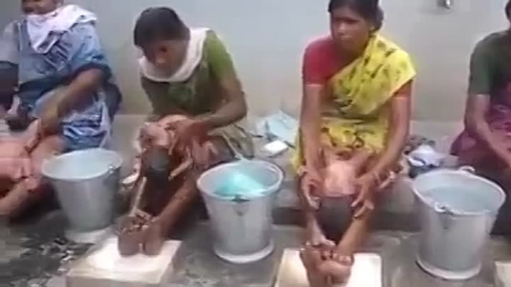 Как купают малышей в Индии (индийские бани)