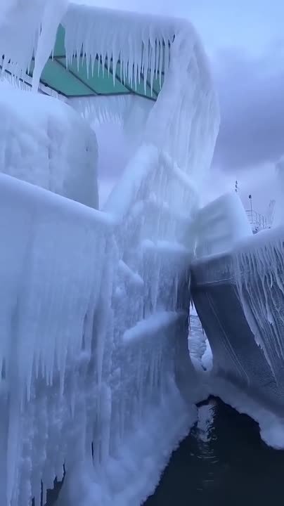 Ледяной шторм 2024. Ледяной шторм Швейцария 2005. Ледяной шторм в Калининграде 2024. Из льда. Ледяные корабли на Байкале.