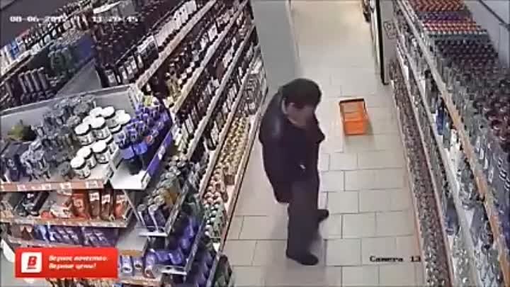 Мужик танцует в магазине