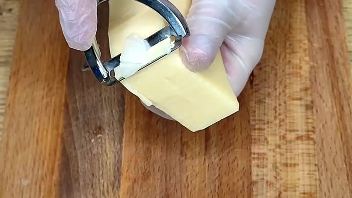 Как нарезать сыр тонкими пластинками