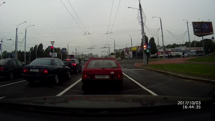 На проспекте Дзержинского в Минске грузовик протаранил троллейбус, е ...