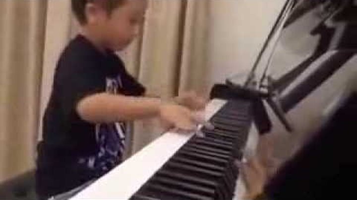 Маленький виртуоз. Boy pianino movie. Панк рост 23 см играет на ф-но.