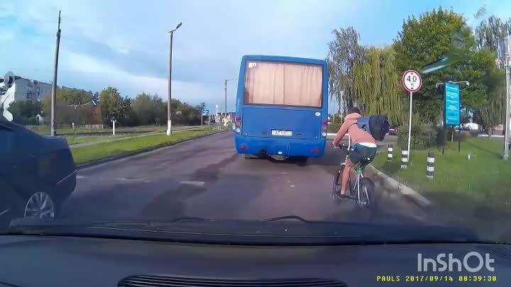 В Брестской области велосипедист устроил гонки с автобусом. Бесстрашный!