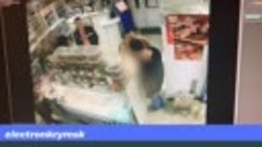 В Крымске голый мужчина устроил погром в продуктовом магазин...