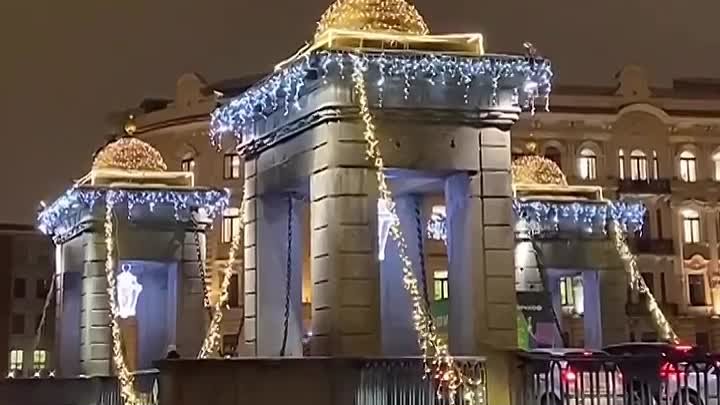 Новогодний мост Ломоносова в Петербурге.
