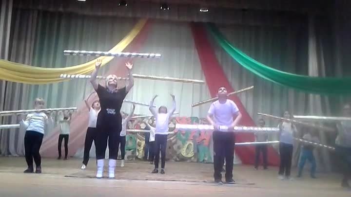 Танец "Самовар" импровизируют ученики Шацкой школы-интерната