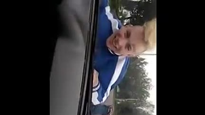 В Могилеве подросток катался на капоте авто. Под смех друзей в машин ...